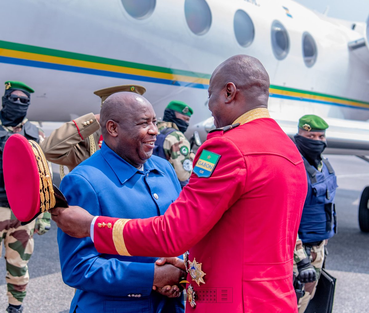 NtareHouse's tweet photo. Accueil très chaleureux du Président de la Transition du Gabon S.E @oliguinguema, à l'endroit du Président #Burundi-ais S.E @GeneralNeva, dès son arrivée en terre Gabonaise, au pied de l'avion. https://t.co/9iZjkumPIY