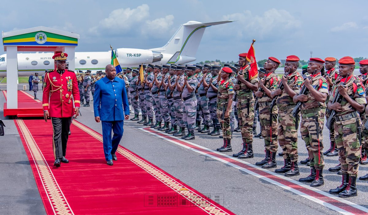 NtareHouse's tweet photo. Accueil très chaleureux du Président de la Transition du Gabon S.E @oliguinguema, à l'endroit du Président #Burundi-ais S.E @GeneralNeva, dès son arrivée en terre Gabonaise, au pied de l'avion. https://t.co/9iZjkumPIY