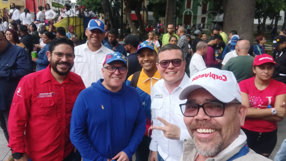 MichelleDVzla's tweet photo. Aquí estamos en un nuevo #MensajeAnual con nuestro presidente y comandante de Venezuela, @NicolasMaduro,  el invencible, junto al pueblo celebrando que vencimos y seguiremos VENCIENDO. Por un 2024 en lucha, batalla y victoria. https://t.co/JX7UnCk1gp
