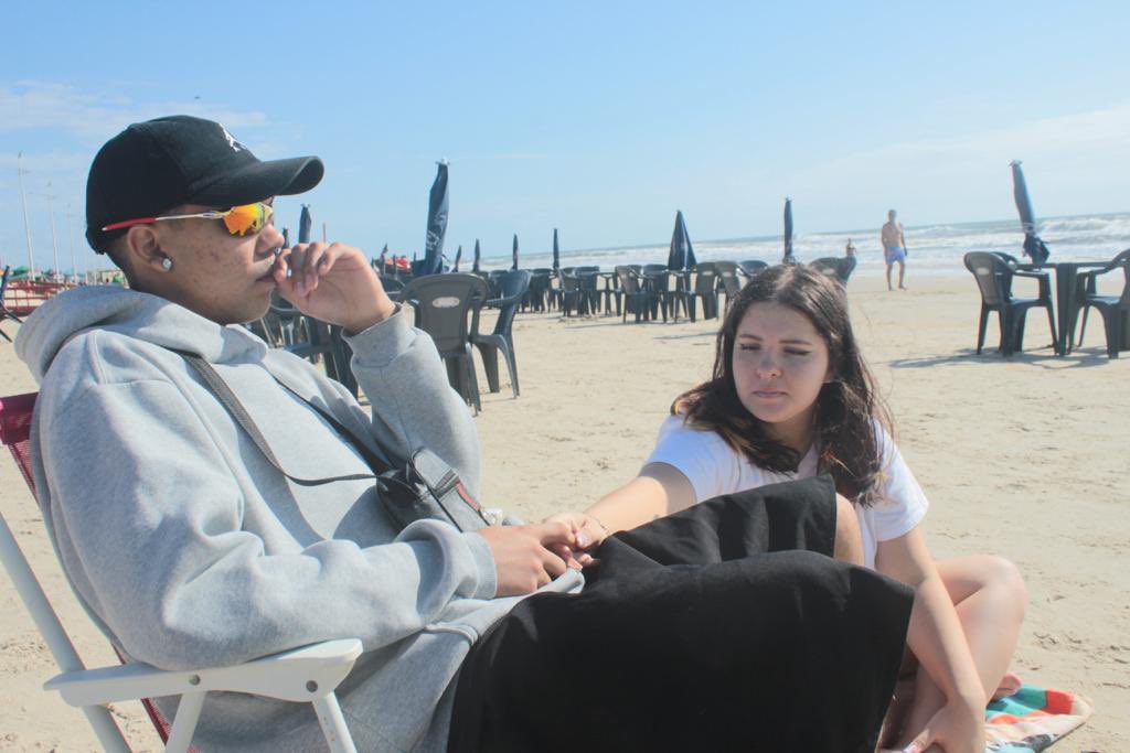eu e meu namorado dia primeiro de janeiro na praia, depois de passar a virada em casa e ter dormido um total de 3 horas 🥲