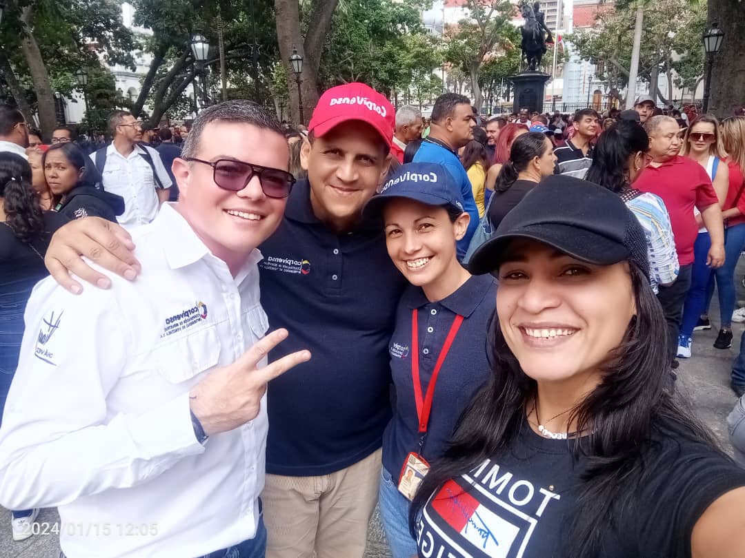 MichelleDVzla's tweet photo. Aquí estamos en un nuevo #MensajeAnual con nuestro presidente y comandante de Venezuela, @NicolasMaduro,  el invencible, junto al pueblo celebrando que vencimos y seguiremos VENCIENDO. Por un 2024 en lucha, batalla y victoria. https://t.co/JX7UnCk1gp
