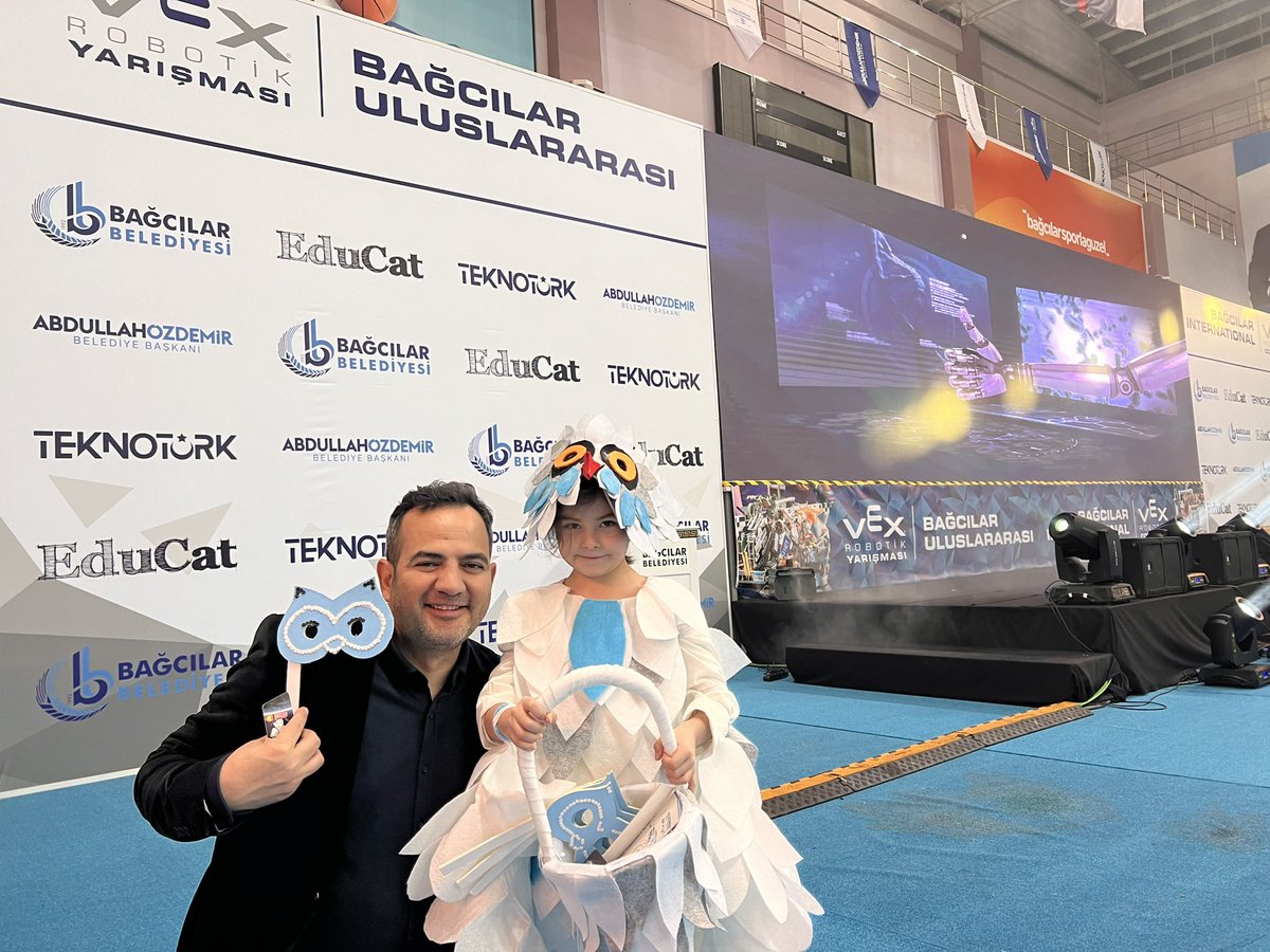 4 Farklı ülkeden 100'den fazla takımın katıldığı VEX Robotics Türkiye Open Turnuvası 13-14 Ocak 2024 tarihlerinde Bağcılar Belediyesi ve Tekno Türk Teknoloji işbirliğiyle Göztepe Spor Kompleksinde gerçekleşti. 

Turnuva fotografları için facebook.com/EducatRobotics