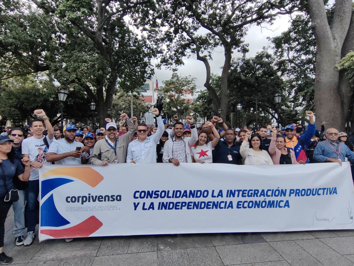 Aquí estamos en un nuevo #MensajeAnual con nuestro presidente y comandante de Venezuela, <a href="/NicolasMaduro/">Nicolás Maduro</a>,  el invencible, junto al pueblo celebrando que vencimos y seguiremos VENCIENDO. Por un 2024 en lucha, batalla y victoria.