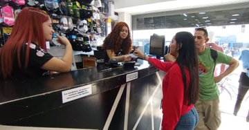 SENIAT_STICO's tweet photo. Funcionarios del STI Ciudad Ojeda, adscritos a la Región Zuliana, realizan despliegue operativo de divulgación sobre el #IGTF en calles y avenidas principales de este sector.  #JuntosSumamosAlDesarrollo https://t.co/PYmby9smXx