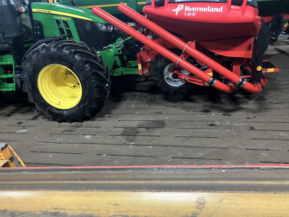 Afgelopen seizoen erwten met gerst gezaaid als voedergewas Toen gezaaid met 2 zaaimachines op de spitmachine , nu maar geïnvesteerd in een zaaibak met de nieuwste techniek
Op naar voorjaar 2024