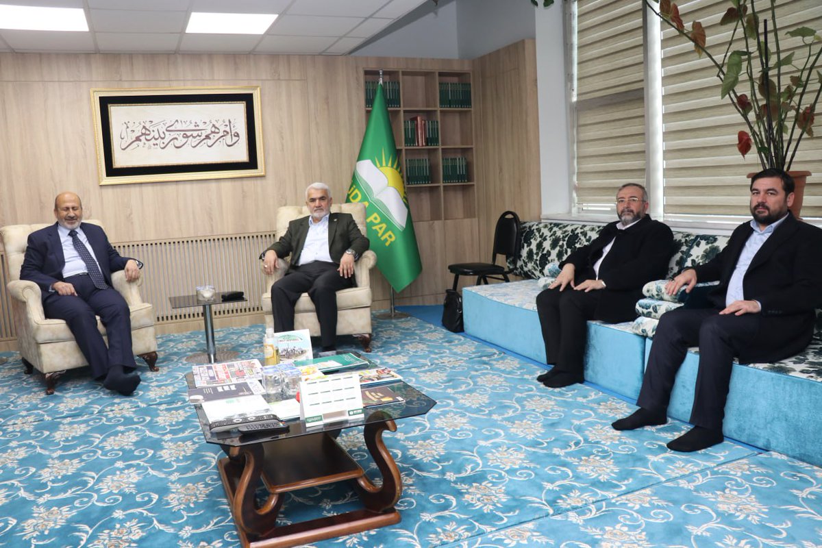 HurDavaPartisi's tweet photo. İslam dünyasından önemli siyasi kişiler ve STK temsilcileri, Genel Başkanımız Sayın Zekeriya Yapıcıoğlu'nu ziyaret ettiler.

İstanbul'da gerçekleşen kabul kapsamında; Ürdün İslami Çalışma Cephesi Partisi Genel Başkanı Murad el-Adayile ile görüşen Genel Başkanımız Sayın Yapıcıoğlu, daha sonra Meydan Müessesesi Temsilcisi Dr. Yahya Musa ve Peygamberimizi Koruma ve Destekleme Heyeti Üyesi Dr. Muhammed İlhami ile bir araya geldi.

Filistin'de yaşanan son gelişmelerin ele alındığı görüşmelerde, Müslümanlar arasındaki dayanışmanın önemine vurgu yapıldı.