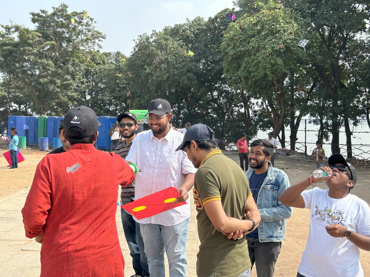 Bharath64181443's tweet photo. Happy MakarSankranthi to All
Here are some Snippets How @AlgoFoundation @Algo_Bharat and #community Members OverJoyed with #Kites,#swags, #Food and #SharingtheGrowth Togetherness Here at #Hyderabad
#AlgorandFlyingHigh
@anil_vikasa
@niikkhhiil
@mohita_algo
@AlgorandClubs https://t.co/ReufC4EysI