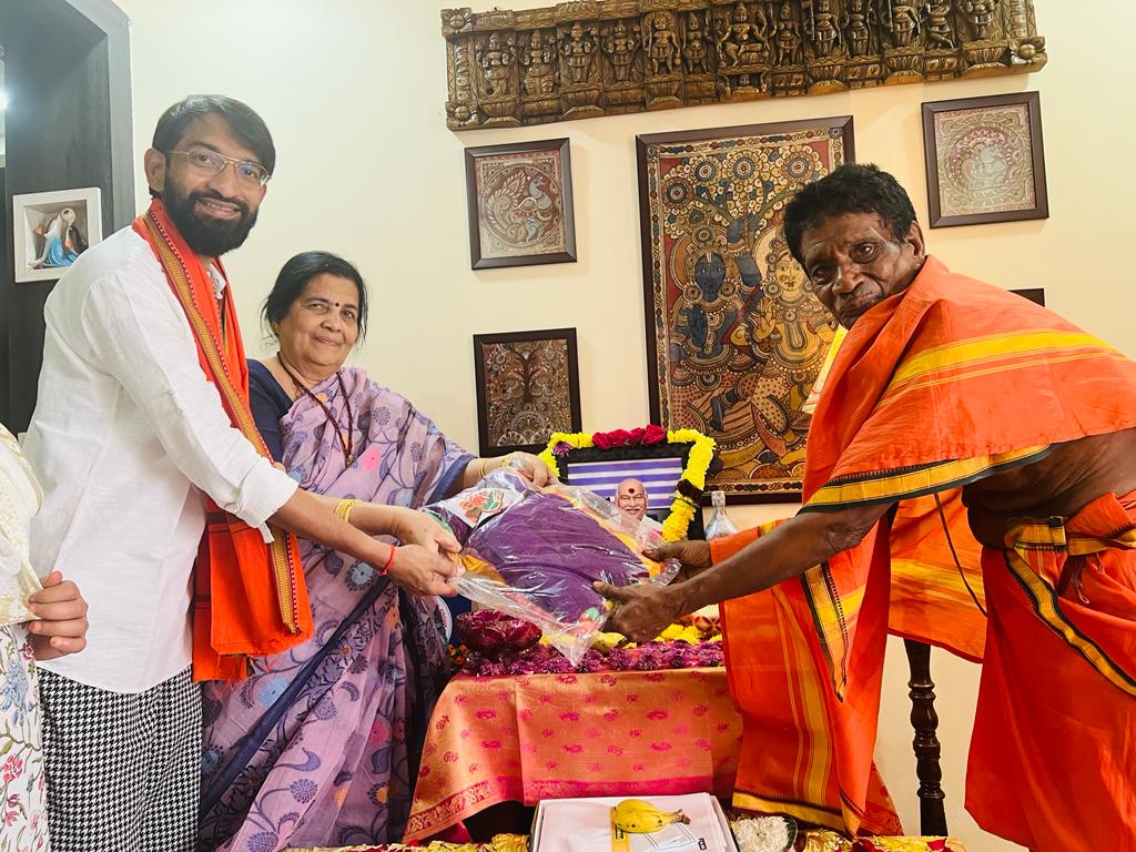 bvk_raj's tweet photo. Way to reach holy spirits through Purohith on Makara Sankranthi #holyspirits #tradition #MakaraSankranti2024 https://t.co/6daf363Ft0