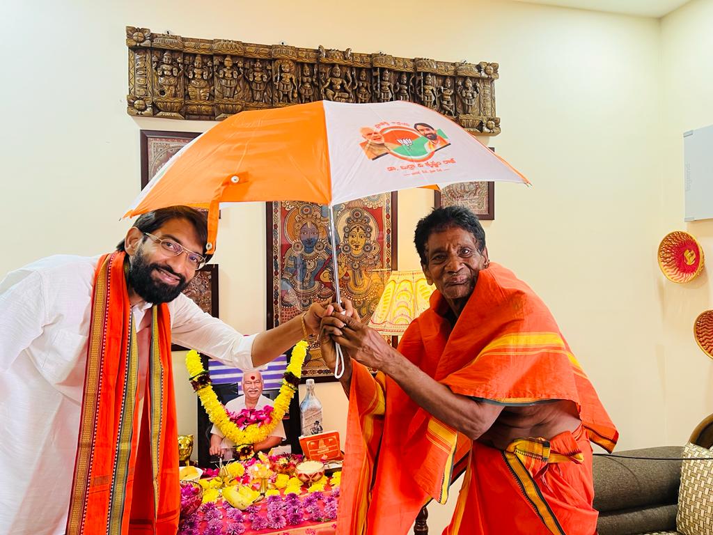 bvk_raj's tweet photo. Way to reach holy spirits through Purohith on Makara Sankranthi #holyspirits #tradition #MakaraSankranti2024 https://t.co/6daf363Ft0