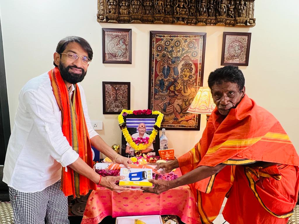 bvk_raj's tweet photo. Way to reach holy spirits through Purohith on Makara Sankranthi #holyspirits #tradition #MakaraSankranti2024 https://t.co/6daf363Ft0