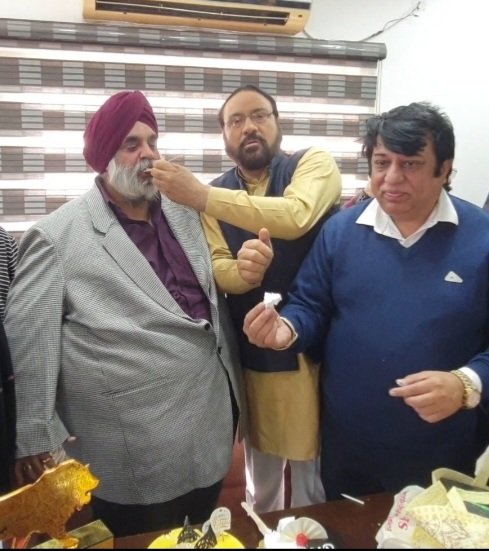 BubbyBhaiBJP's tweet photo. दिल्ली सिख गुरुद्वारा प्रबंधक कमेटी के वरिष्ठ उपाध्यक्ष जन जन के प्रिय सरदार हरविंदर सिंह केपी  जी के कार्यालय में अपने साथियो सहित जाकर उन्हें अंग वस्त्र पहनाकर व पुष्प गुच्छ देकर जन्मदिवस 🎂 की हार्दिक शुभकामनाएं दी

#celebration #HappyBirthday #sikhcell https://t.co/qfzFW4Iwg8