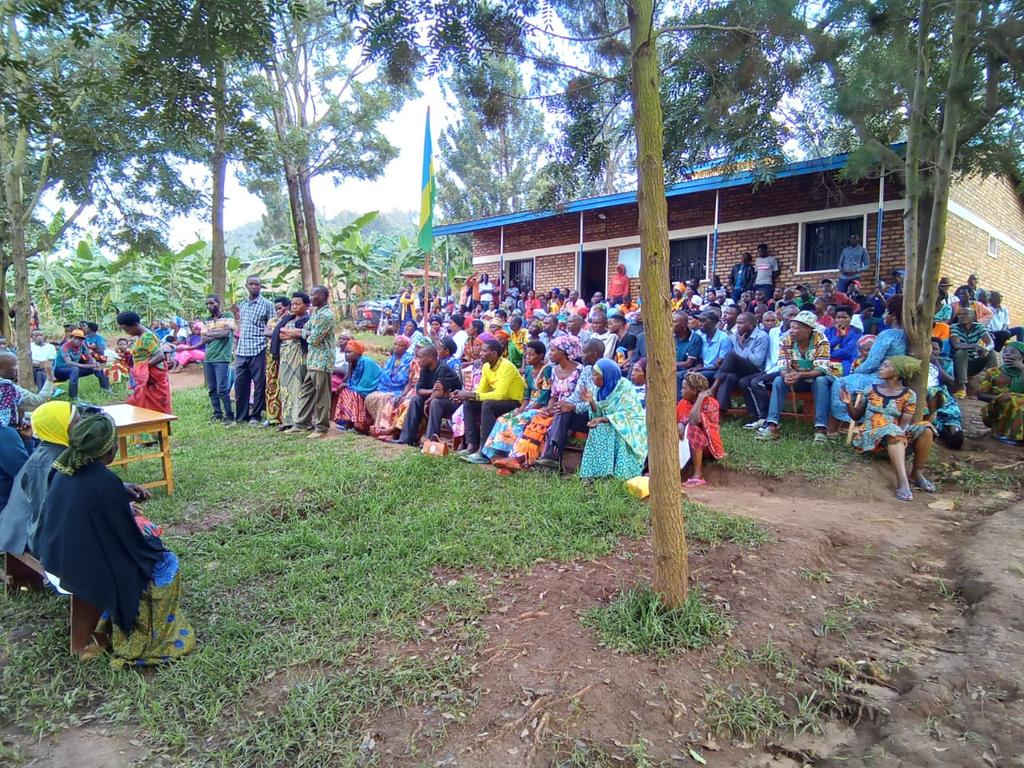 None kuwa 15/10/2024 @Nashosector
Murwego rwo kwakira no gukemura ibibazo by'abaturage; Umuyobozi w'Akarere wungirije Ushinzwe iterambere ry'ubikungu Bwana NZIRABATINYA Modeste  yakiriye ibibazo by'abaturage  8, 5 byakemutse, ibibazo 3 bizakomeza gukurikiranwa bikemuke.