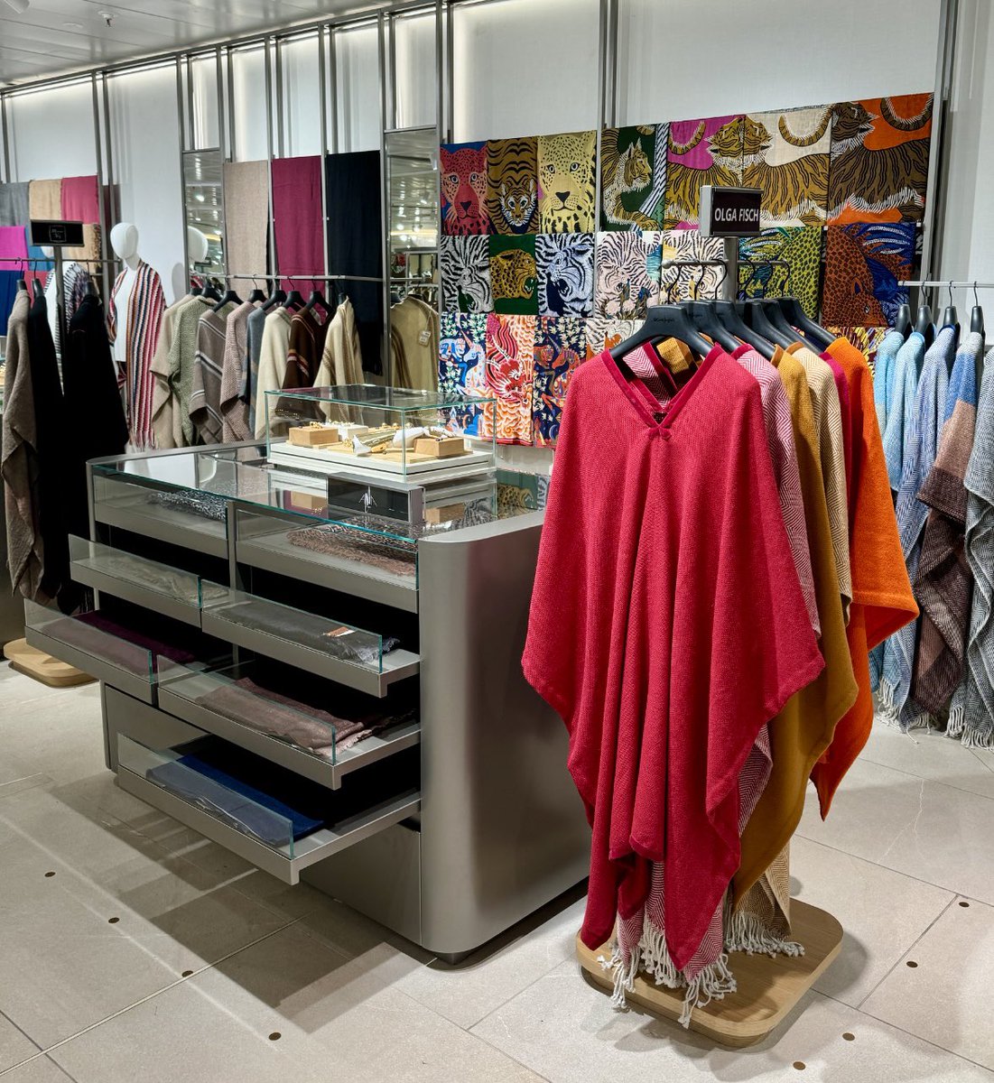 mrodriguez0169's tweet photo. @olgafisch Olga una grata sorpresa ver sus ponchos en el Corte Inglés, felicitaciones y siga adelante ! https://t.co/koCI2O4gYs