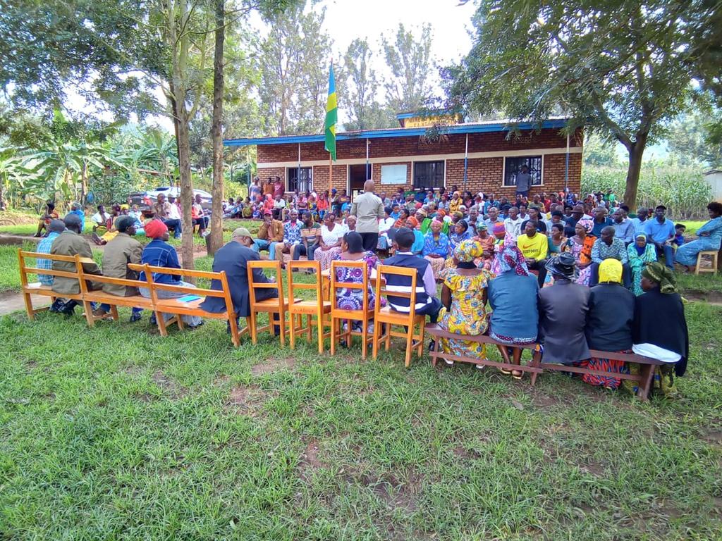 SectorNasho's tweet photo. None kuwa 15/10/2024 @Nashosector
Murwego rwo kwakira no gukemura ibibazo by'abaturage; Umuyobozi w'Akarere wungirije Ushinzwe iterambere ry'ubikungu Bwana NZIRABATINYA Modeste  yakiriye ibibazo by'abaturage  8, 5 byakemutse, ibibazo 3 bizakomeza gukurikiranwa bikemuke. https://t.co/zkIDThZbiU