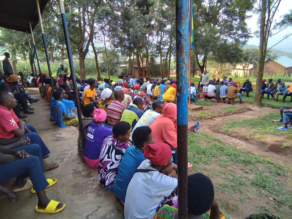 SectorNasho's tweet photo. None kuwa 15/10/2024 @Nashosector
Murwego rwo kwakira no gukemura ibibazo by'abaturage; Umuyobozi w'Akarere wungirije Ushinzwe iterambere ry'ubikungu Bwana NZIRABATINYA Modeste  yakiriye ibibazo by'abaturage  8, 5 byakemutse, ibibazo 3 bizakomeza gukurikiranwa bikemuke. https://t.co/zkIDThZbiU