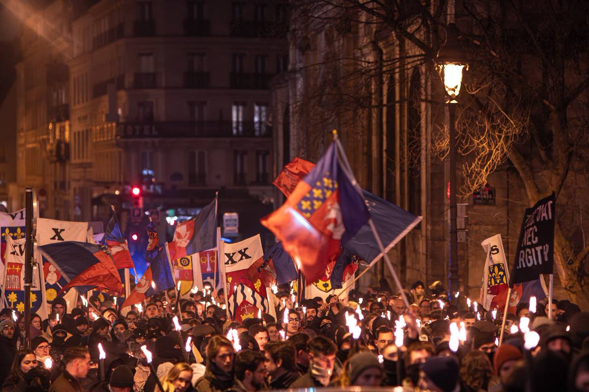 mouv_lemaquis's tweet photo. 🔵🔴 Marche de la Fierté Parisienne 2024 

Ce week, le Maquis est monté à Paris rendre hommage à Sainte Geneviève lors d'une grande marche aux flambeaux organisée par @ParisFierte

🛡 Rendre hommages à nos ancêtres qui se sont battus pour défendre notre identité (1/2) https://t.co/XeSBqnG6LA