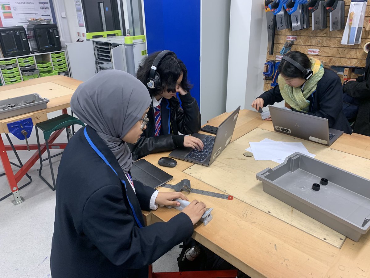 ExcaliburF1team's tweet photo. Working hard at lunch
#BackToSchool #f1 #girlsintoengineering https://t.co/Utsknj3BMl