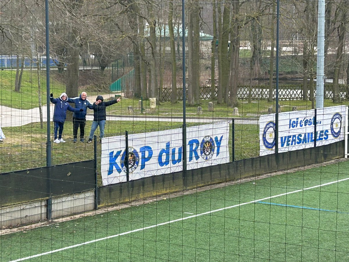 Malgré le froid, le Kop du Roy avait tenu à être là pour la victoire du @FCVersaillesOff en @GambardellaFFF ⚜️🔵⚪

Bravo aux jeunes pour cette victoire après tirs aux buts 🔥💪

#Versailles #FCV78 #culture #fcversailles #UneSeuleEquipe #gambardella #passion #kopduroy #football