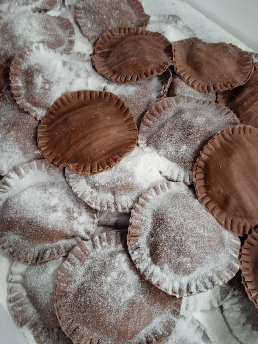 UnCuocoItaliano's tweet photo. #Ravioli di # pasta al #cacao ripieni di #Anatra... Come li condiamo?? 🤔 Pensavo ad una salsina all'arancia! Scontata? 

#chef #cucinaitaliana #pastafresca #cuoco https://t.co/UTi6IPtt4N
