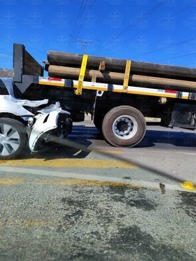 Trafico_ZMG's tweet photo. Fuerte choque entre un vehículo tesla y camión de carga sobre Carretera a Colotlán a la altura de la salida al Valle de Los Molinos, en sentido hacia Colotlán 

#ReporteZMG https://t.co/1gSiF5cIvL