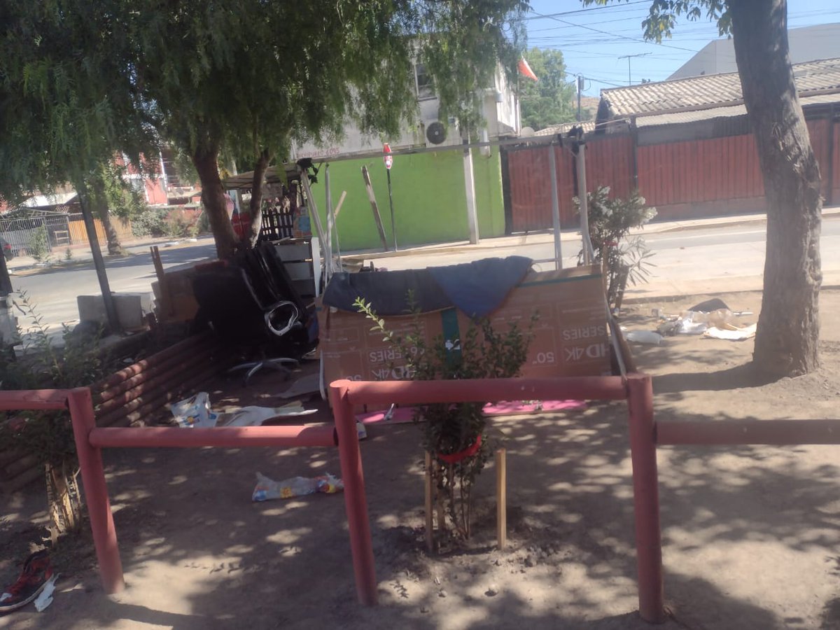 maricel_onate's tweet photo. @munirenca @Muni_Renca @CulturaRenca @GobiernodeChile @cn_castro @cavilesb @RencaAlDia @GabrielBoric @Carolina_Toha Vivo en @renca y fuera de la casa tenemos venta de drogas, suciedad, fecas, alcohol. Nadie puede ocupar el espacio público. Si algo me pasa 😪 ya saben. https://t.co/bZWQgeSJTE