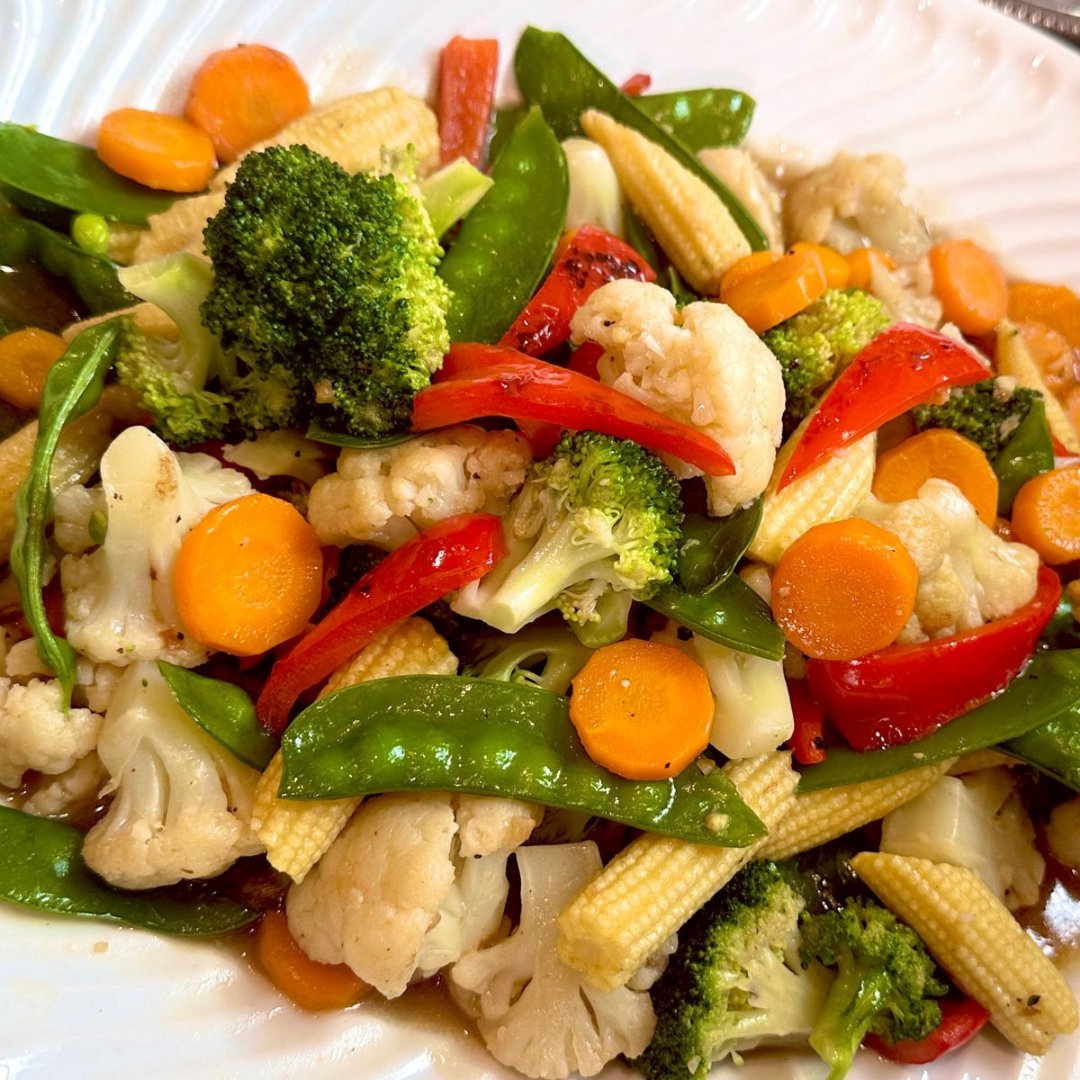 RosemaryShrager's tweet image. Remembering some tasty Asian dishes I cooked with my dear friend, Cherish Finden, in my kitchen.
Is anyone else feeling hungry now?

 #AsianCuisine #CookingWithFriends #FoodieMemories #TastyDishes #HomeCooking #FoodInspiration #KitchenAdventures