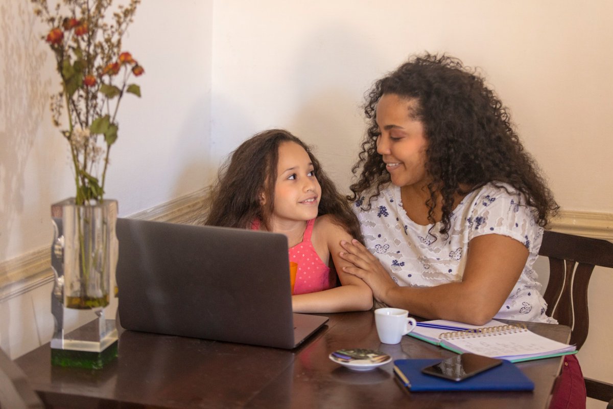 ETECSA_Cuba's tweet photo. Desde el escenario familiar 👨‍👩‍👧 potenciemos en nuestras niñas y jóvenes 👧👩‍🎓, el desarrollo de competencias digitales 📲💻.
#EtecsaTeAcompaña 💙 https://t.co/XIIqOryBd8