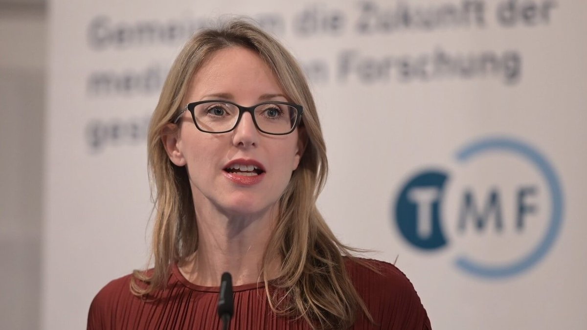 TMF_eV's tweet photo. Das Nationale Digital Health Symposium setzte sich mit den aktuellen Herausforderungen der digitalen Transformation des  Gesundheitswesens auseinander.   

Hier gibt's die Videomitschnitte: 
➡️https://t.co/TqqqGzdMMQ https://t.co/foNnh9MEmV