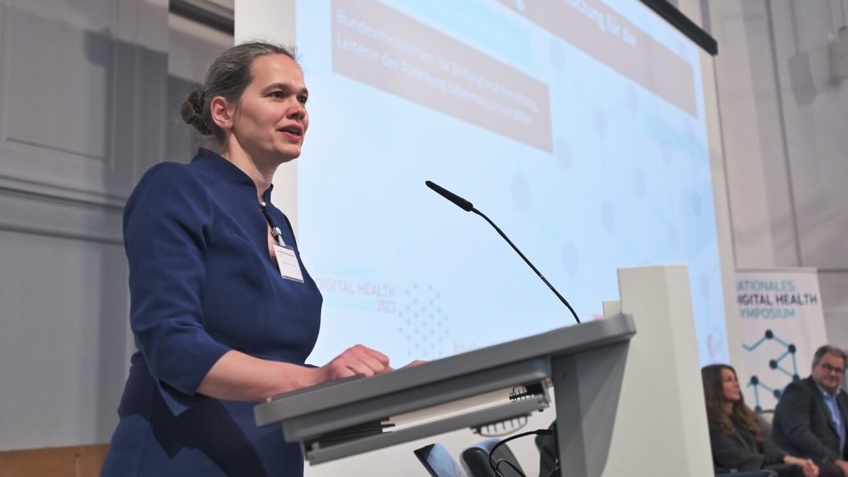 TMF_eV's tweet photo. Das Nationale Digital Health Symposium setzte sich mit den aktuellen Herausforderungen der digitalen Transformation des  Gesundheitswesens auseinander.   

Hier gibt's die Videomitschnitte: 
➡️https://t.co/TqqqGzdMMQ https://t.co/foNnh9MEmV