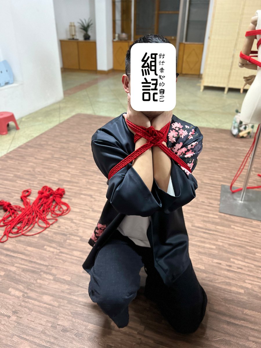 ShengYuSheng's tweet photo. 一场很开心的研习会，学习了鵺神蓮的���手缚，认真的研究了其用法，并分别进行了体验，总结几个词：绑缚简单、窒息感恰到好处、吊缚舒适。有兴趣的可以试试
最后，感谢 @bakushi518YR 在活动前送来的鼓励 https://t.co/bE2TZqkYMG