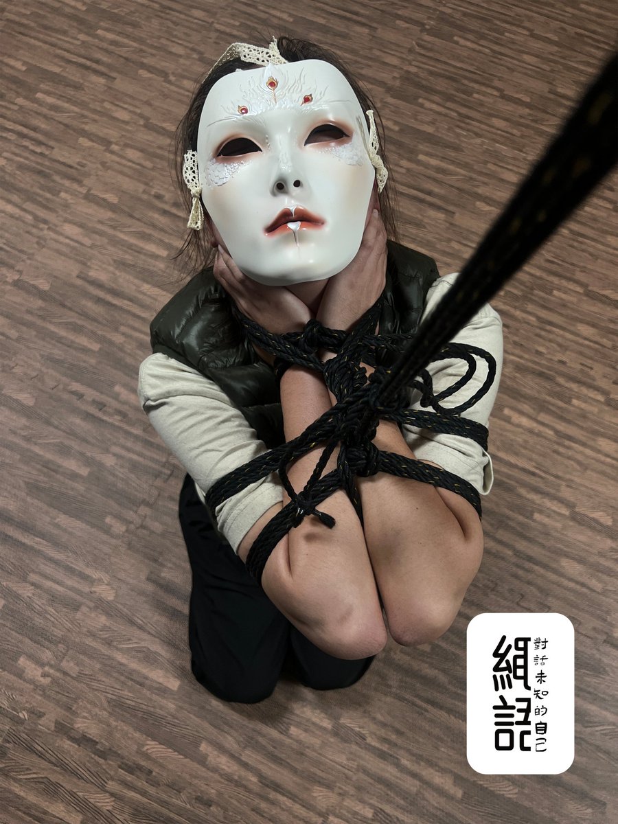 ShengYuSheng's tweet photo. 一场很开心的研习会，学习了鵺神蓮的���手缚，认真的研究了其用法，并分别进行了体验，总结几个词：绑缚简单、窒息感恰到好处、吊缚舒适。有兴趣的可以试试
最后，感谢 @bakushi518YR 在活动前送来的鼓励 https://t.co/bE2TZqkYMG