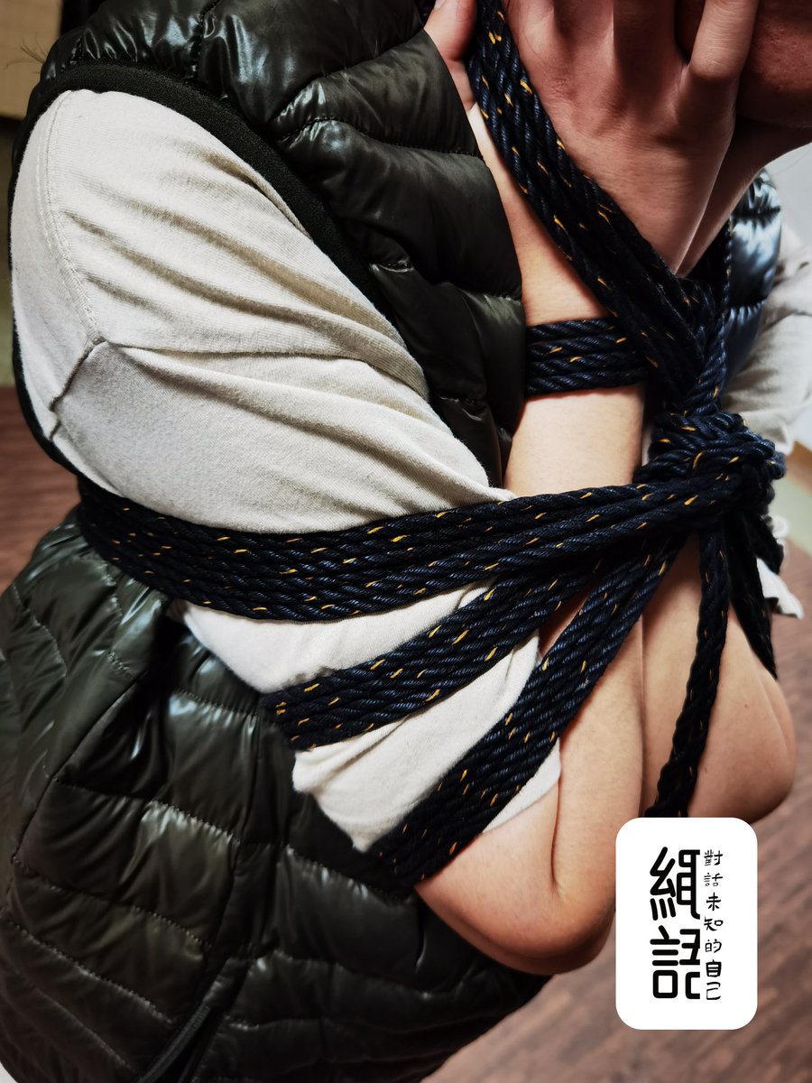 ShengYuSheng's tweet photo. 一场很开心的研习会，学习了鵺神蓮的���手缚，认真的研究了其用法，并分别进行了体验，总结几个词：绑缚简单、窒息感恰到好处、吊缚舒适。有兴趣的可以试试
最后，感谢 @bakushi518YR 在活动前送来的鼓励 https://t.co/bE2TZqkYMG