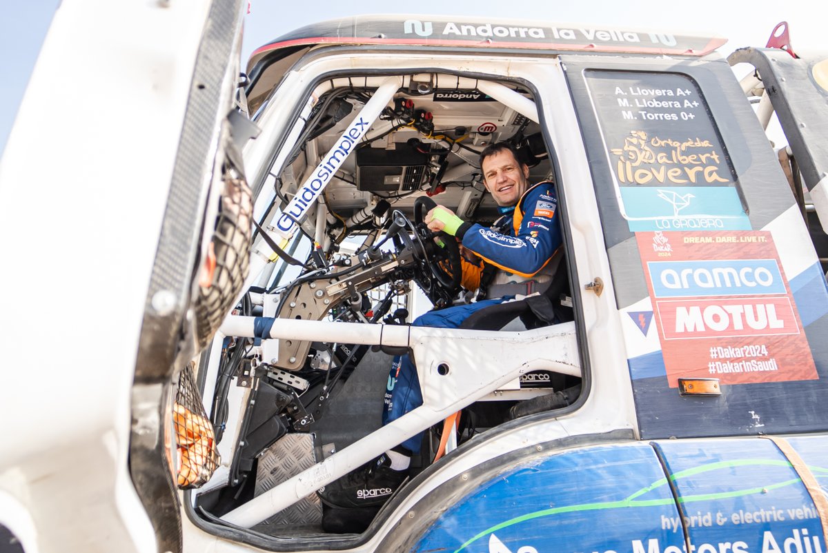 La 1a parte de la etapa del <a href="/dakar/">DAKAR RALLY</a> de hoy era sobre arena y dunas. Decían k era una jornada sencilla, pero a medida k íbamos avanzando pudimos comprobar k lo de fácil no era del todo real. Nos hemos enganchado una vez, hemos ayudado a camiones k también tenían problemas - Hilo 👇