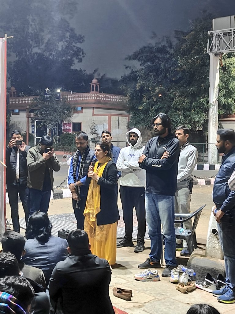 RAS मुख्य परीक्षा तिथि बढ़ाने को लेकर राजस्थान विश्वविद्यालय में चल रहे सत्याग्रह मैं देर रात्रि भयंकर सर्दी में पहुंच कर साथिया विद्यार्थियों का हौसला बढ़ाया एवं आदरणीय चोमू विधायक शिखा मील बराला जी ने संबोधन किया साथ ही विधानसभा में पुरजोर तरीके से बात रखेंगी|
<a href="/drshikhameel/">Dr Shikha Meel Barala</a>