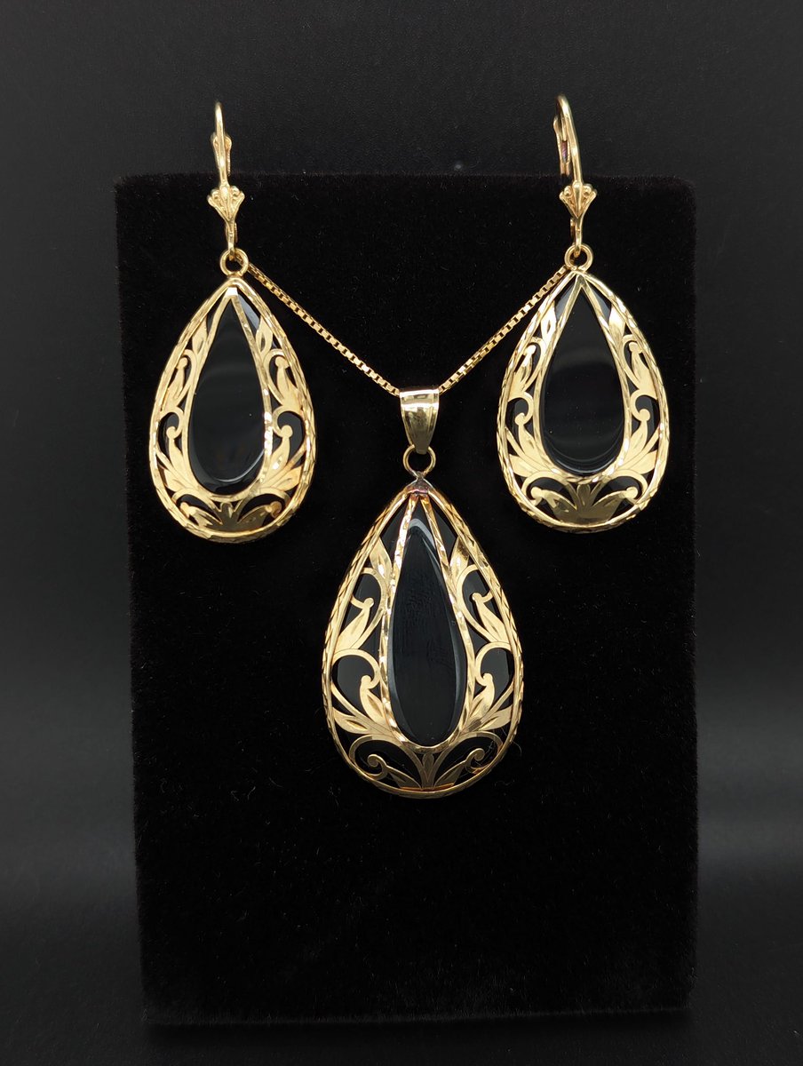 Onyx with 14KT Yellow Gold Cut Leaf Vintage-Style Earrings and matching Necklace!
.
#onyx #onyxjewelry #14kt #14ktgold #familyowned #familyownedbusiness #jewelrypawnshop #centralfloridabusiness #centralflorida #deltonaflorida #deltonafl #volusiacounty