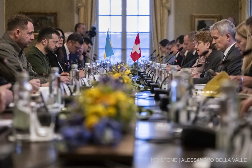 Intensive talks today with @ZelenskyyUa in #Bern. Switzerland continues to show solidarity with #Ukraine. 🇨🇭🤝🇺🇦 Around 66,000 refugees from #Ukraine with S protection status are currently living here. 👉ejpd.admin.ch/ejpd/en/home/l…