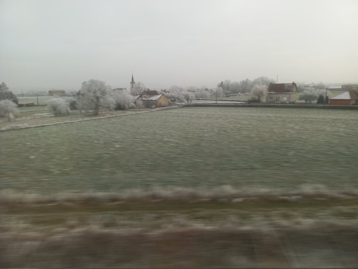 DaneMarseille's tweet photo. L'hiver en France vue de mon #TGVinoui. Je voyage grâce à #idtgvmax. https://t.co/mtJClXKeHY