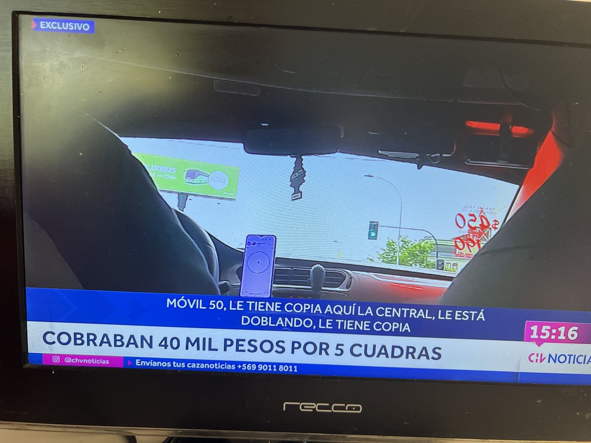 mrhitchcok's tweet image. No tomen TAXIS no se arriesguen,les haré la guerra, no son pocos,la mayoría en ese gremio se comportan como criminales,no mas taxímetros,tarifas prefijadas desde antes de subirse al vehículo y canceladas de forma electronica,si el metro o la micro se paga así,un taxi tambien.Fin.