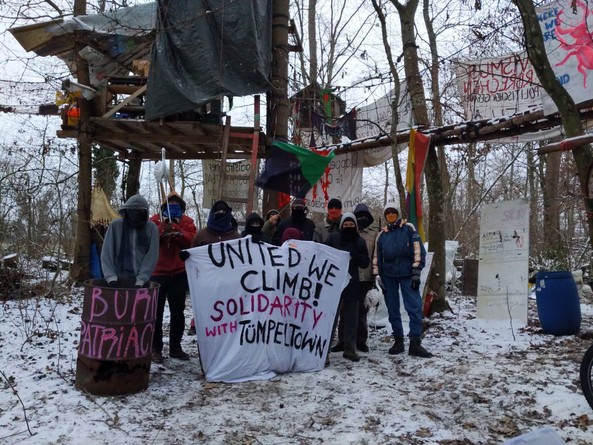 Solidarität mit Tümpeltown und allen besetzten Strukturen in der Leinemasch!
Inmitten der Klima Krise wird eine Autobahn verbreitert und die Menschen seit heute morgen gewaltsam geräumt...
Love & Rage aus dem Dieti!
Möge der Matsch mit euch sein! #dietibleibt #leinemaschbleibt