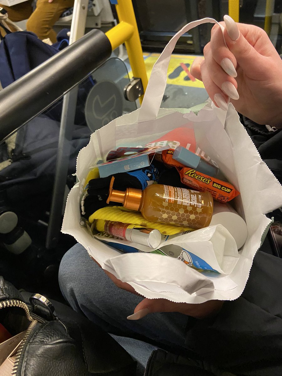 dizordrede's tweet photo. two shoplifter’s bags https://t.co/a9cmqHINGj