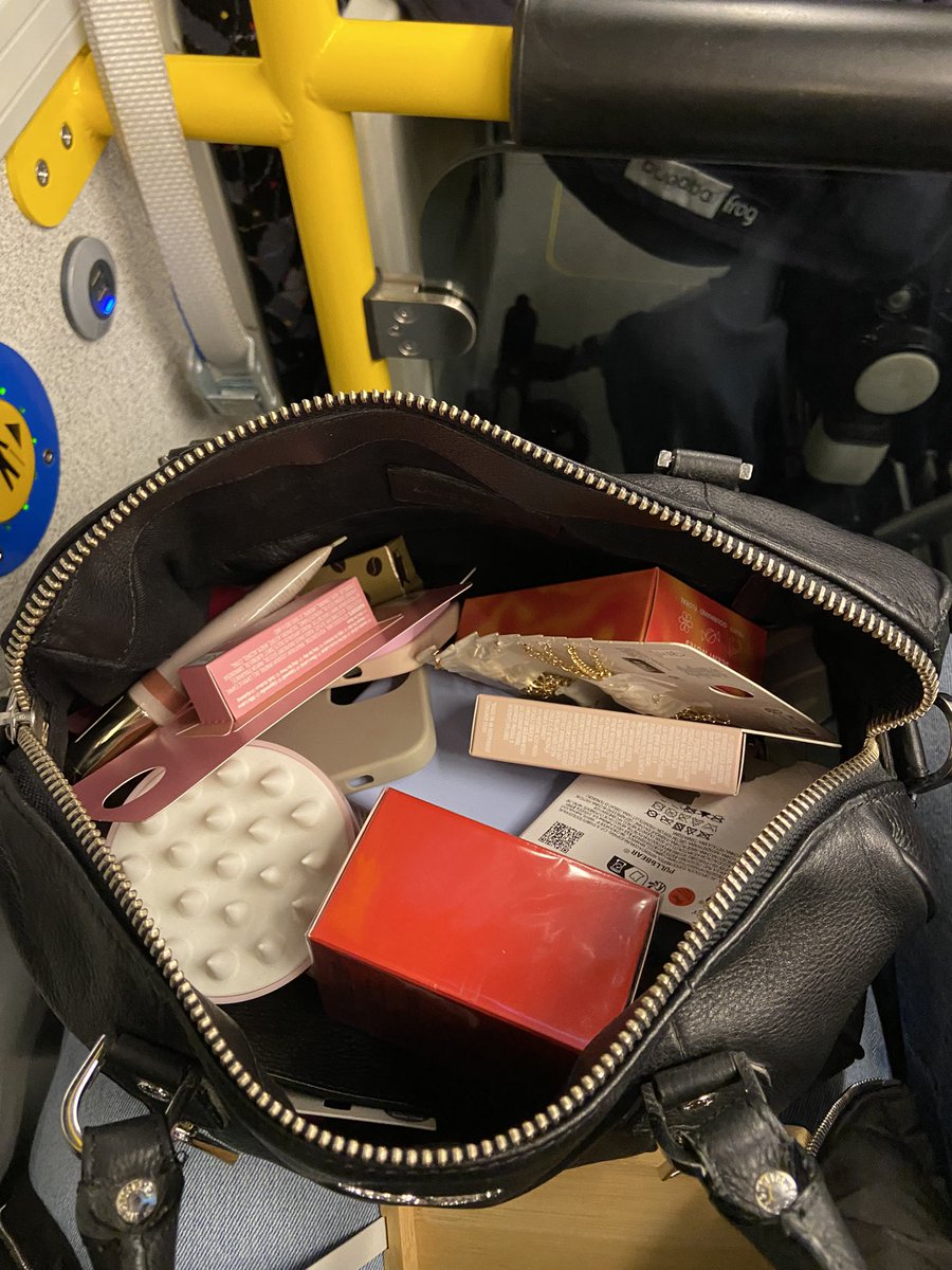 dizordrede's tweet photo. two shoplifter’s bags https://t.co/a9cmqHINGj