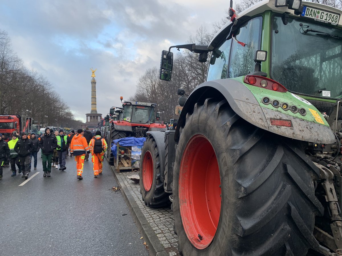 FritzAnke's tweet photo. Feierabend für heute. Toller Tag in #berlin bei den #Bauernprosten mit unglaublich vielen Landwirten. Sowas hab ich vorher noch nicht gesehen. #Agrardiesel Kommt alle gut nach Hause! https://t.co/37NZ3h5qHp