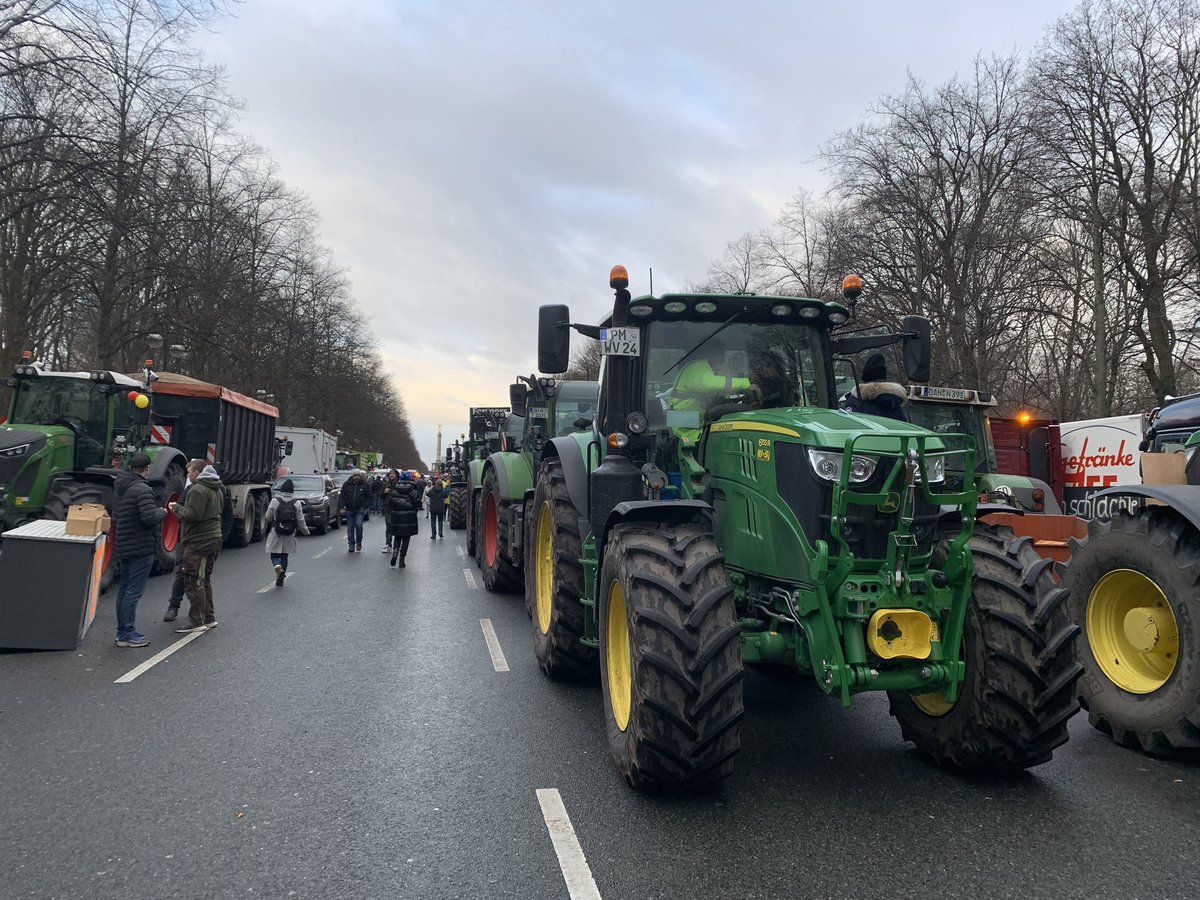 FritzAnke's tweet photo. Feierabend für heute. Toller Tag in #berlin bei den #Bauernprosten mit unglaublich vielen Landwirten. Sowas hab ich vorher noch nicht gesehen. #Agrardiesel Kommt alle gut nach Hause! https://t.co/37NZ3h5qHp
