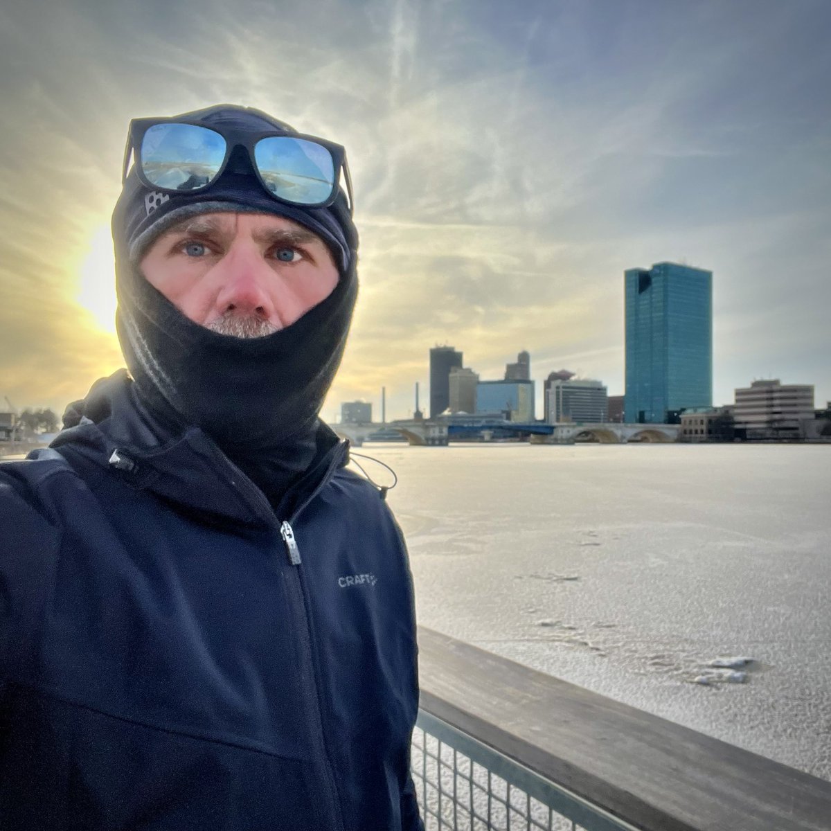 logann555's tweet photo. 10 more. Frozen river.. #ohioruns #ohiorunning #youlldobetterintoledo #altra #altrarunning #staygolden https://t.co/EXQJuZzOQ3