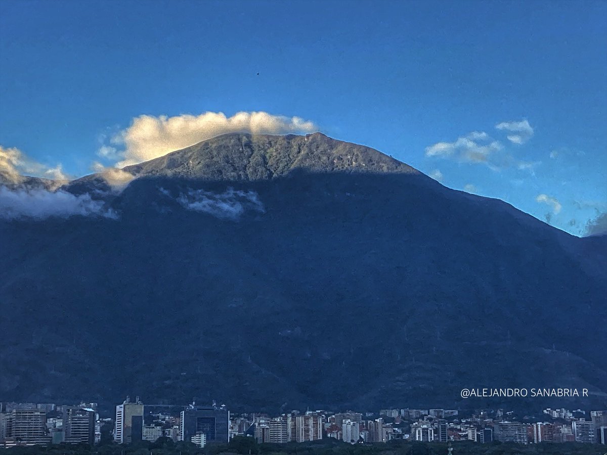El #Avila últimos rayos de sol #15Ene #Venezuela
