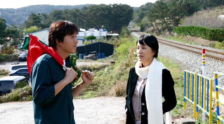 kenthusiastic10's tweet image. Watching #MrHandy, which is the film that #HometownChaChaCha is based on. Television programs based on movies tend to be a letdown, but this was not the case. The film and TV drama are charming, and the leads have great chemistry. #MrHandyMrHong #KimJoohyuk #UhmJunghwa #ShinMina