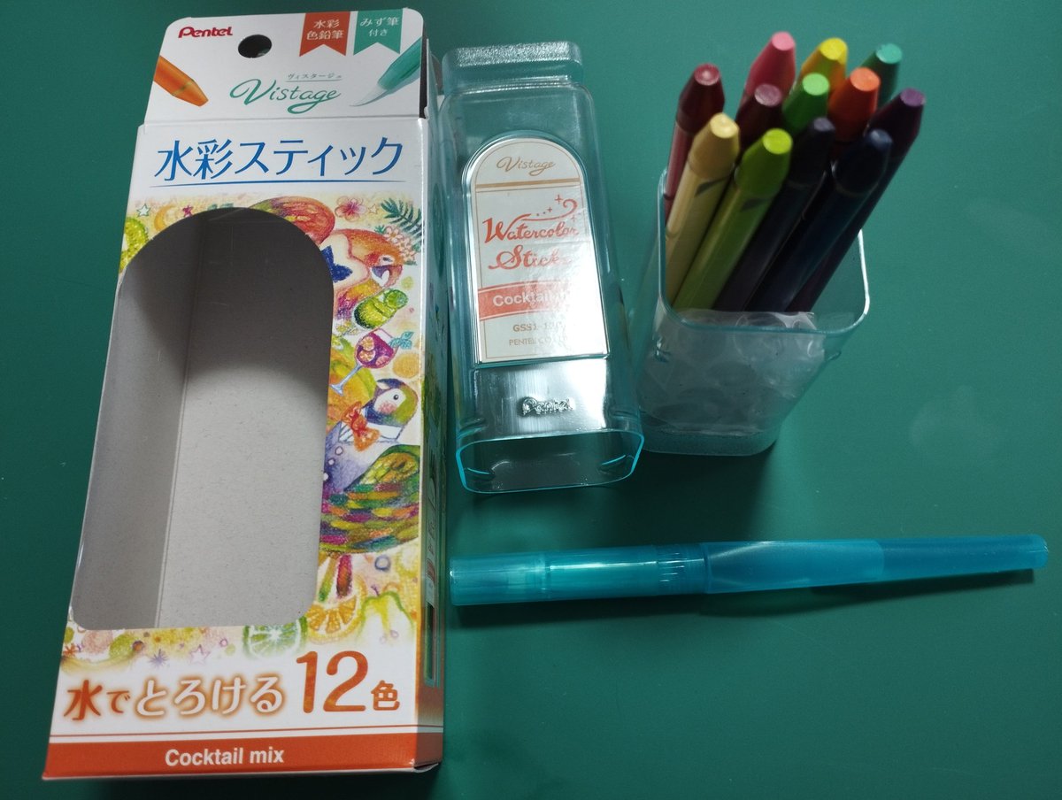 2jidanji_Okan's tweet image. ちなみにこれを描いた水彩クーピーは、ぺんてるさんから出ているVistageってブランドのCocktail mixってカラー💡
カクテルにまつわるカラー12色✨
セットでついてくる水筆、なかなか芯も柔らかくて使いやすかった！
#Vistage #Cocktailmix