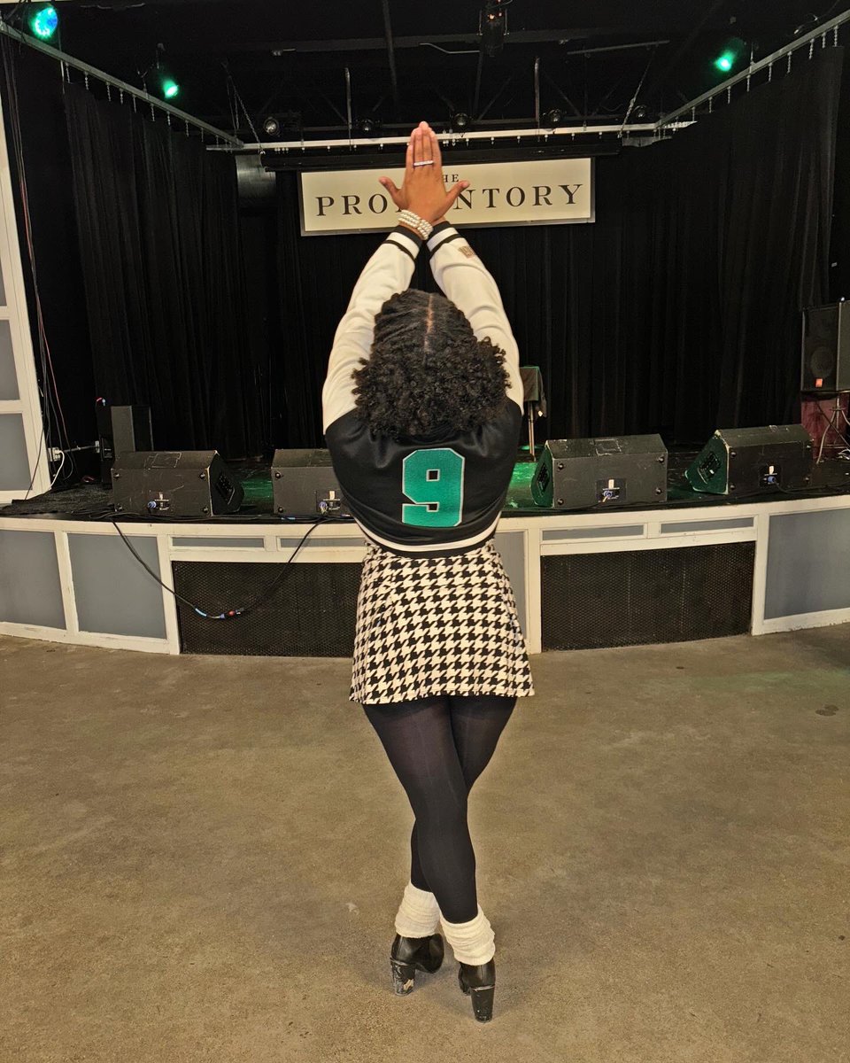 India_Stew's tweet photo. An Alpha woman doesn’t compete, she’s always in Phirst place...💕🏆 *Jacket made by ME* 🥰

Happy Founders Day to my ‘Oh So Pretty Sorors’ of Alpha Kappa Alpha Sorority, Inc.!!!!
#J15 #AKA #1908 #HappyFoundersDay #PinkAndGreen
#116Years #PrettyGirls #FineNine 
#Skeeweemysorors https://t.co/DKO3O3LRLs