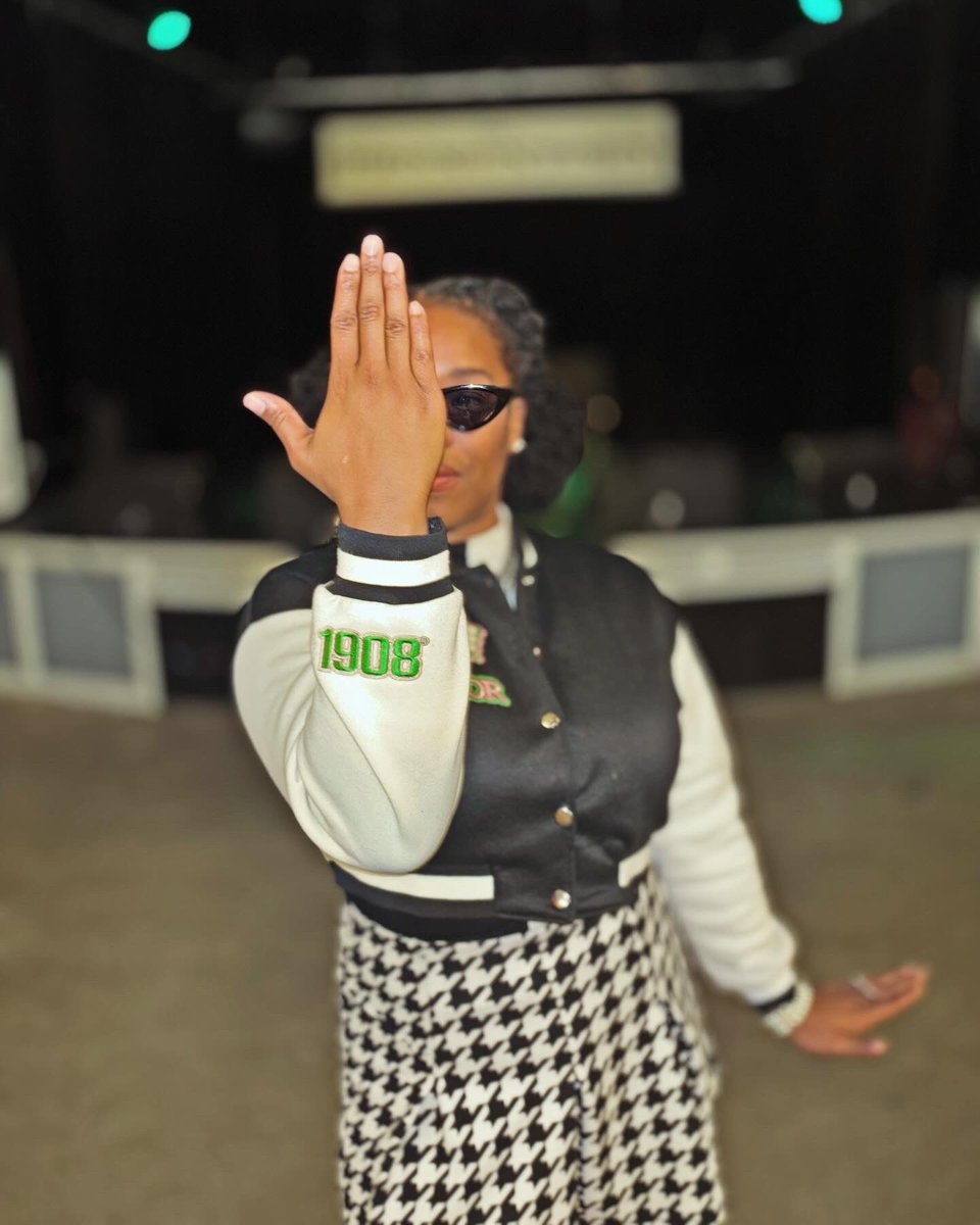 India_Stew's tweet photo. An Alpha woman doesn’t compete, she’s always in Phirst place...💕🏆 *Jacket made by ME* 🥰

Happy Founders Day to my ‘Oh So Pretty Sorors’ of Alpha Kappa Alpha Sorority, Inc.!!!!
#J15 #AKA #1908 #HappyFoundersDay #PinkAndGreen
#116Years #PrettyGirls #FineNine 
#Skeeweemysorors https://t.co/DKO3O3LRLs