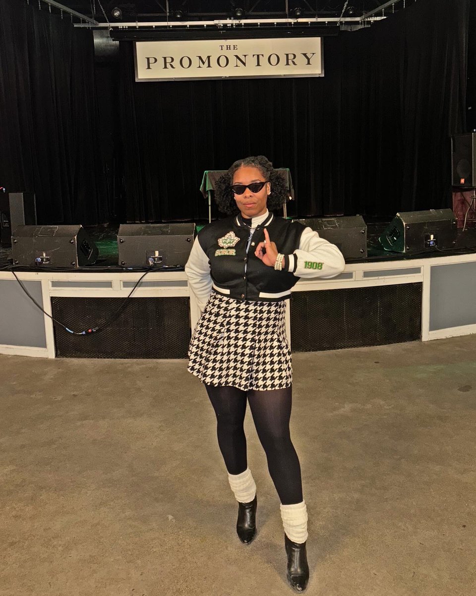 India_Stew's tweet photo. An Alpha woman doesn’t compete, she’s always in Phirst place...💕🏆 *Jacket made by ME* 🥰

Happy Founders Day to my ‘Oh So Pretty Sorors’ of Alpha Kappa Alpha Sorority, Inc.!!!!
#J15 #AKA #1908 #HappyFoundersDay #PinkAndGreen
#116Years #PrettyGirls #FineNine 
#Skeeweemysorors https://t.co/DKO3O3LRLs